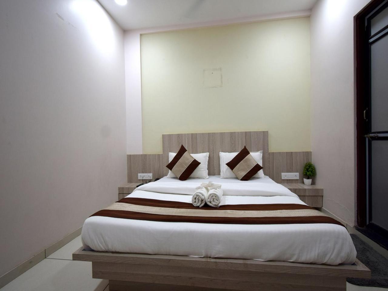 Hotel Embassy Kalol Bagian luar foto