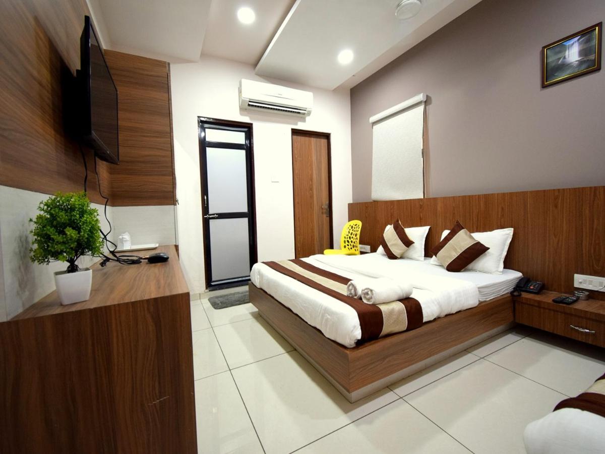 Hotel Embassy Kalol Bagian luar foto