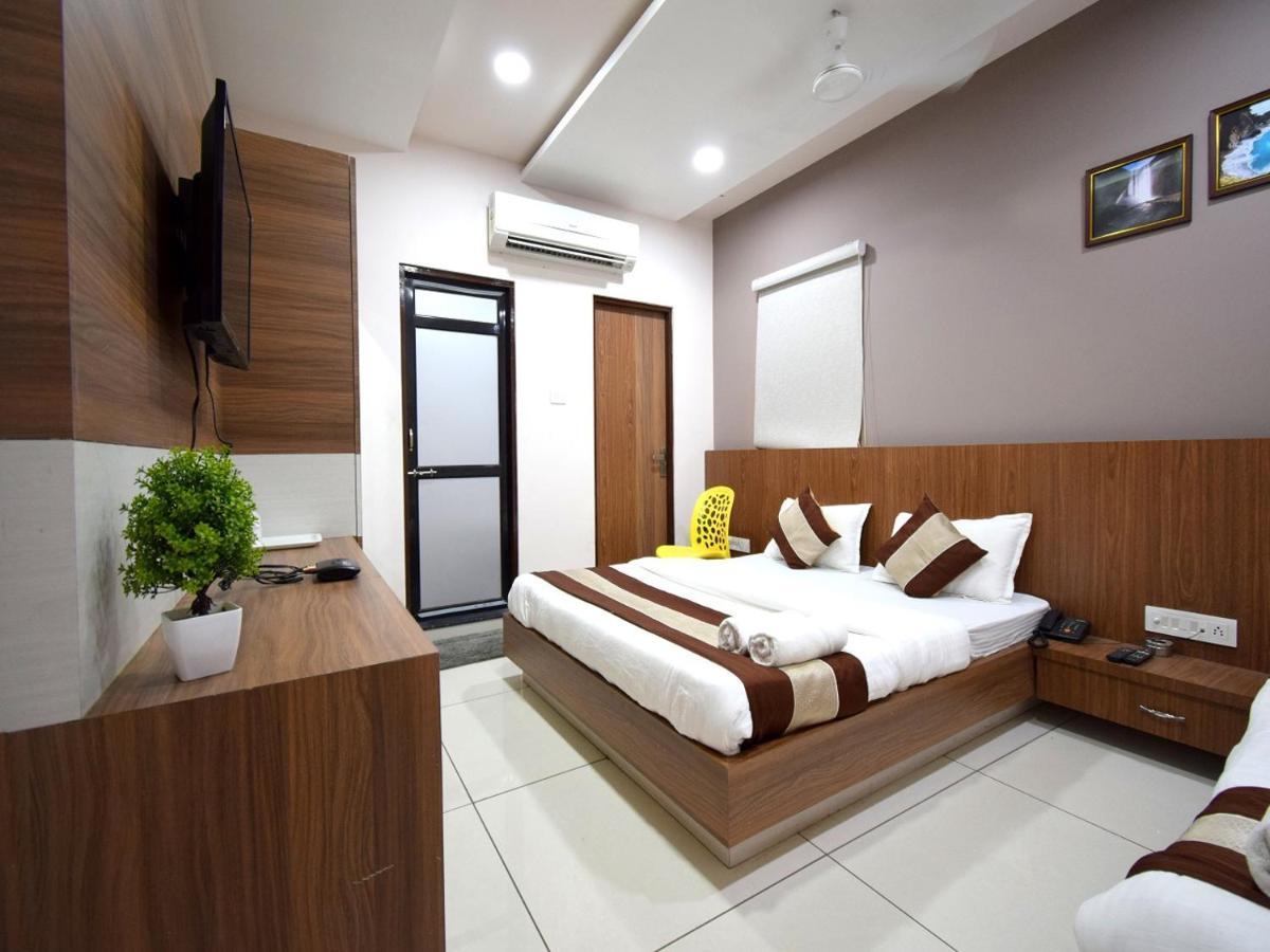 Hotel Embassy Kalol Bagian luar foto