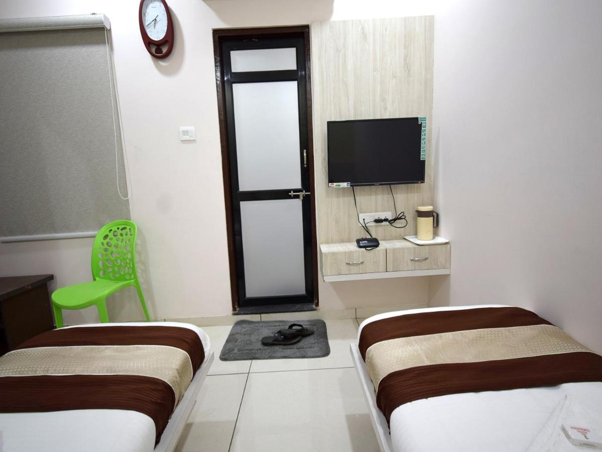 Hotel Embassy Kalol Bagian luar foto