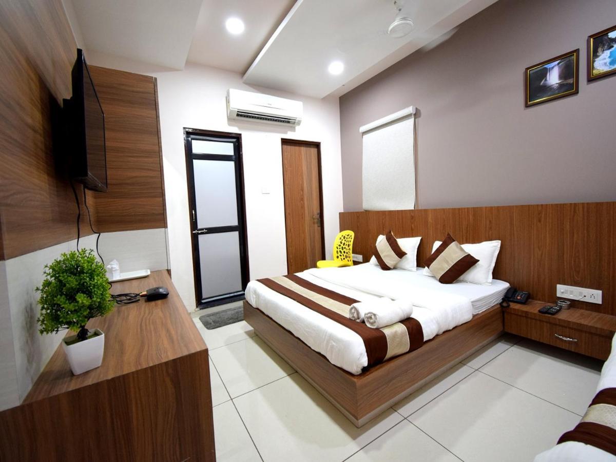 Hotel Embassy Kalol Bagian luar foto