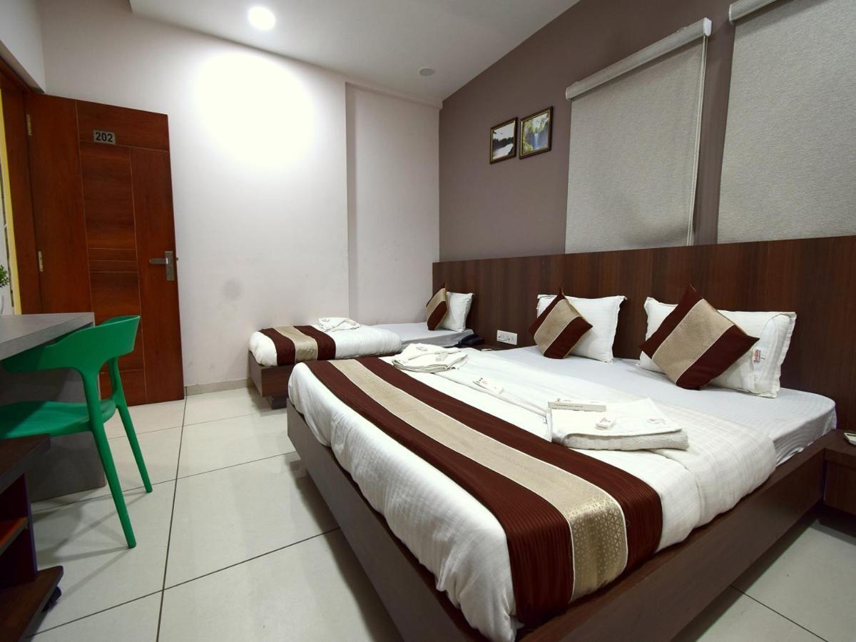 Hotel Embassy Kalol Bagian luar foto